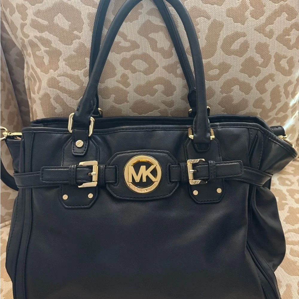Michael Kors Hudson Black leather tote with Gold Accents-excellent condition! - Picture 3 of 12